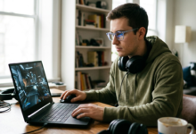 Oyun oynarken mavi ışık filtreli gözlük takan bir oyuncu.